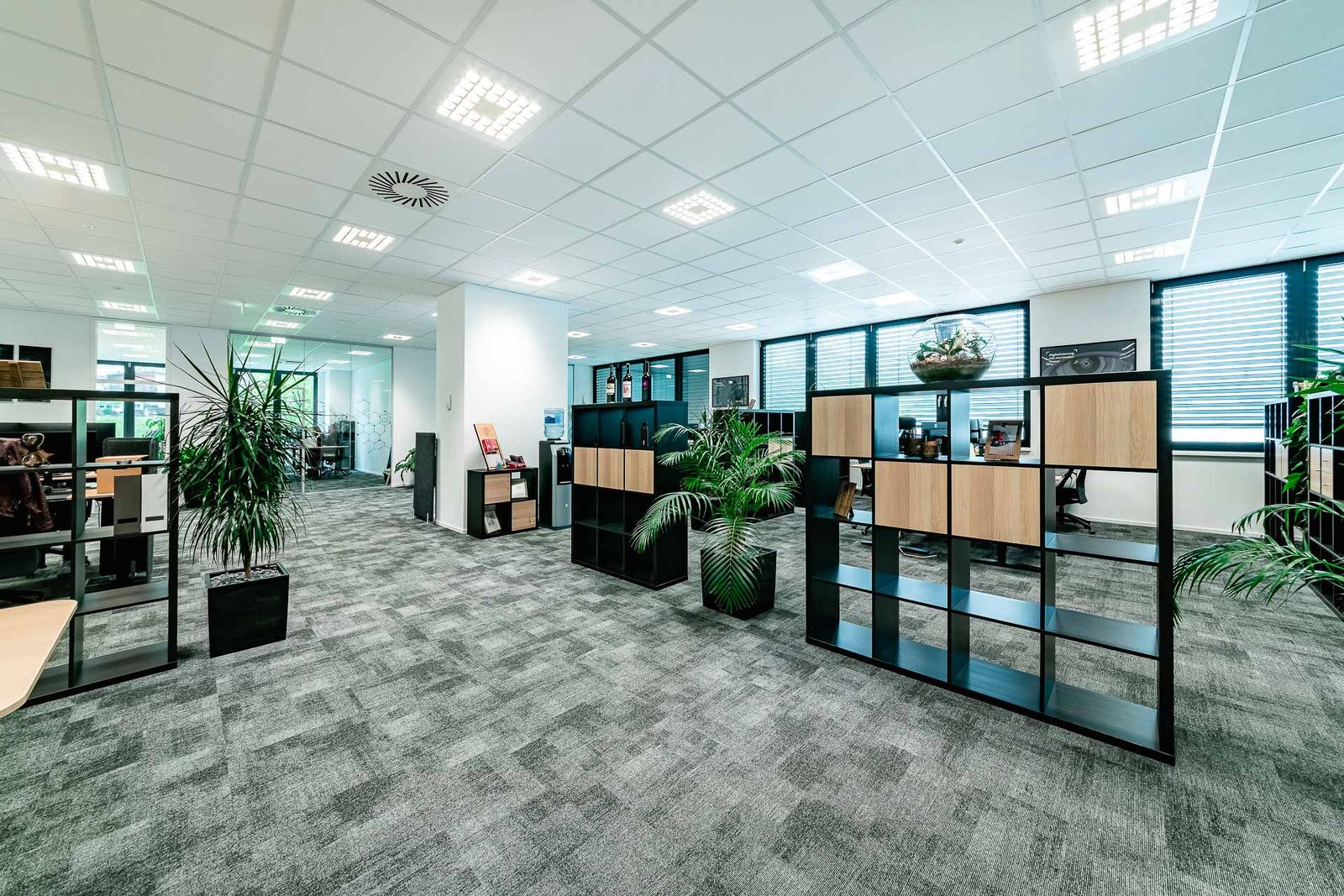 Büro mit integrierten Pflanzen